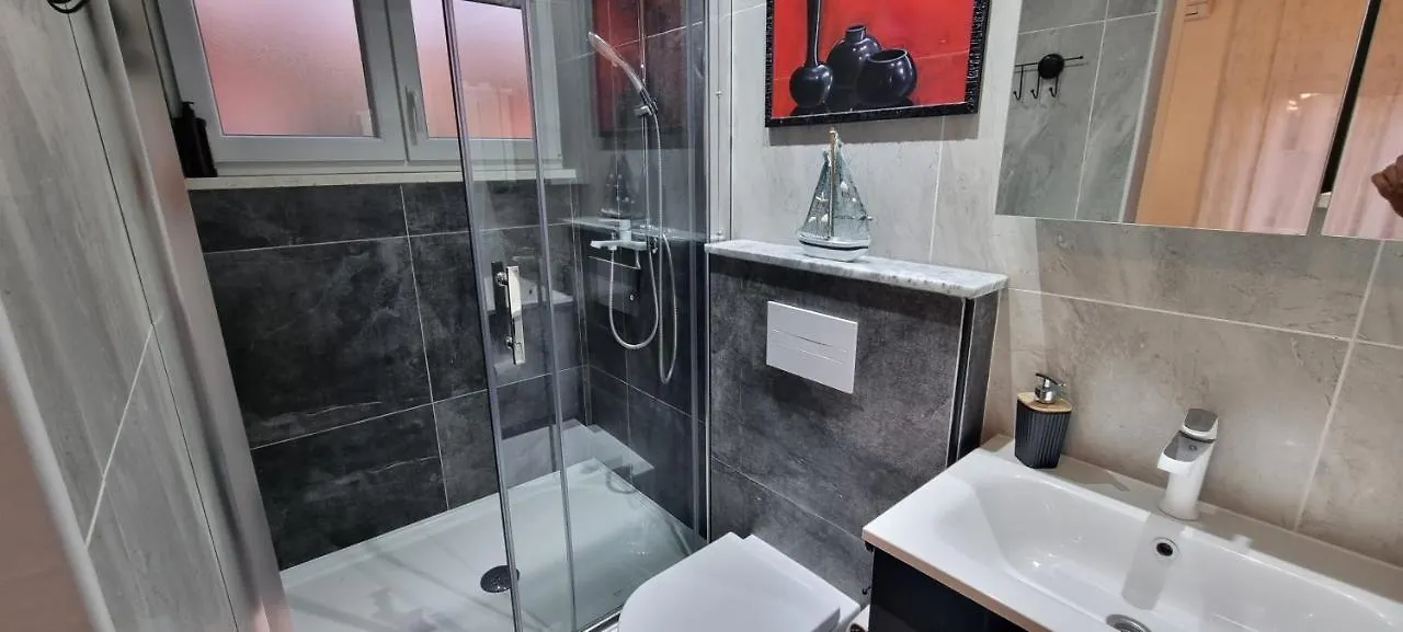 Luxurious Three Bedrooms Apartment With Two Terraces Kastela